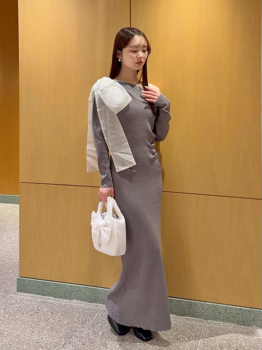 グレー系のワンピースを着用したレディースの冬コーディネートの2枚目の写真