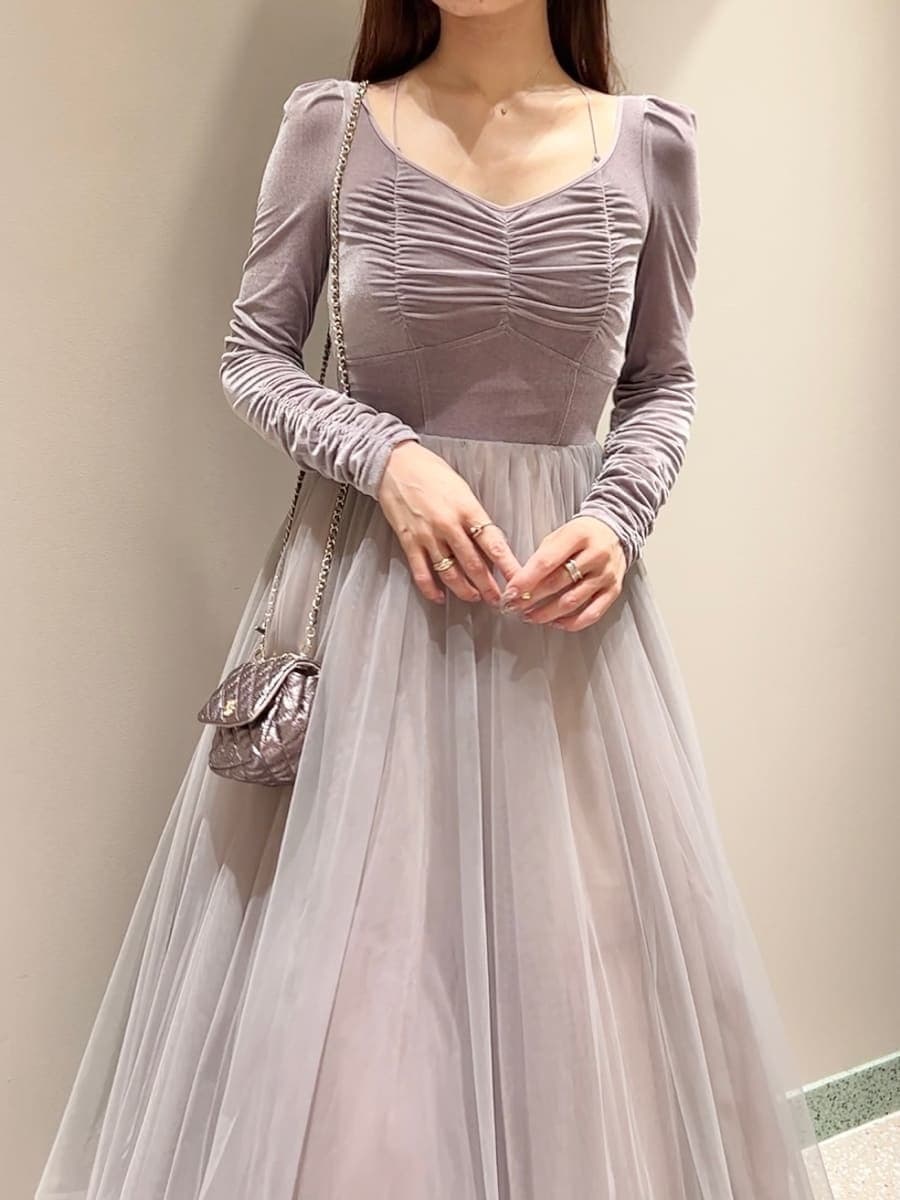 パープル系のワンピース、パープル系のショルダーバッグ、ブラック系のブーツを着用したレディースの夏コーディネートの5枚目の写真