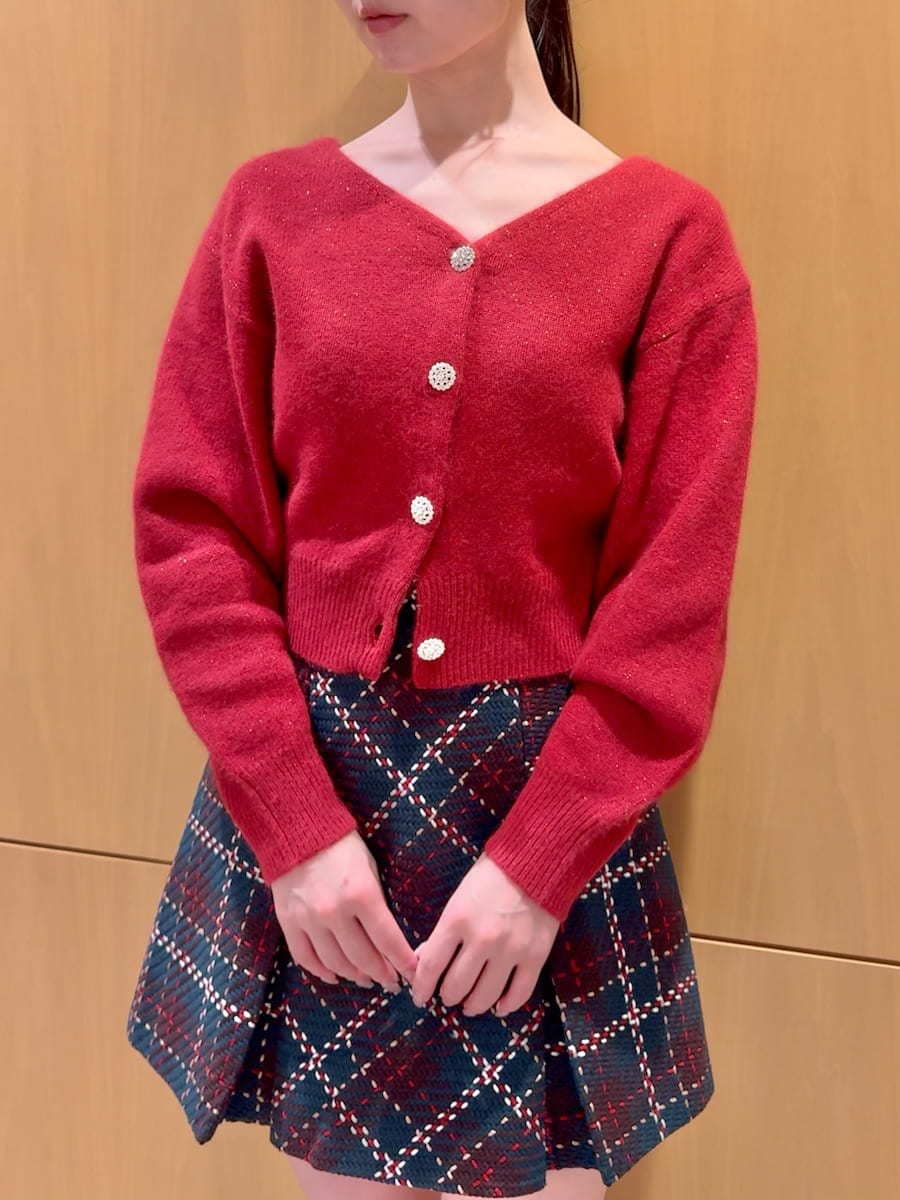 ブルー系のその他パンツ、レッド系のカーディガン/ボレロ、ブラウン系のハンドバッグを着用したレディースの冬コーディネートの5枚目の写真