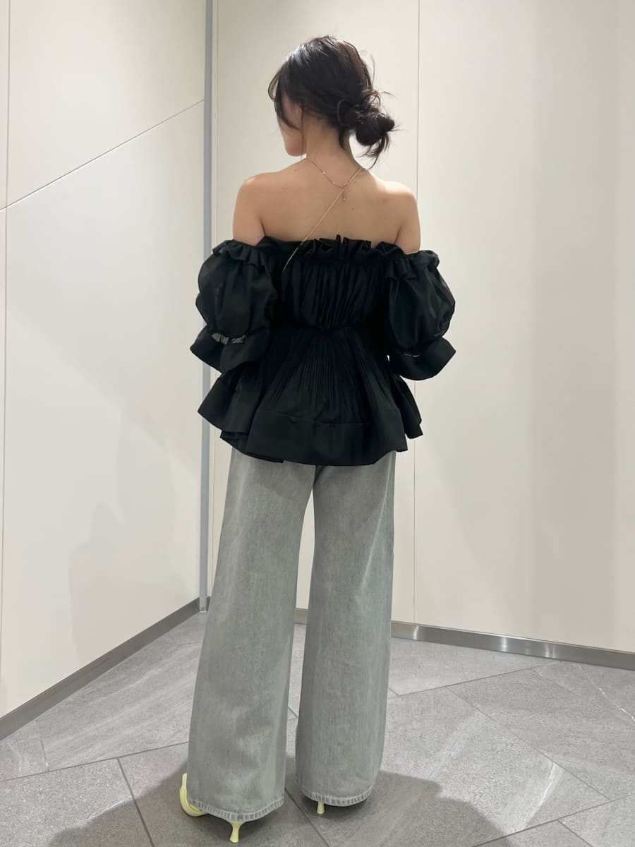 グレー系のデニムパンツ、ブラック系のその他トップス、イエロー系のパンプスを着用したレディースの春コーディネートの3枚目の写真