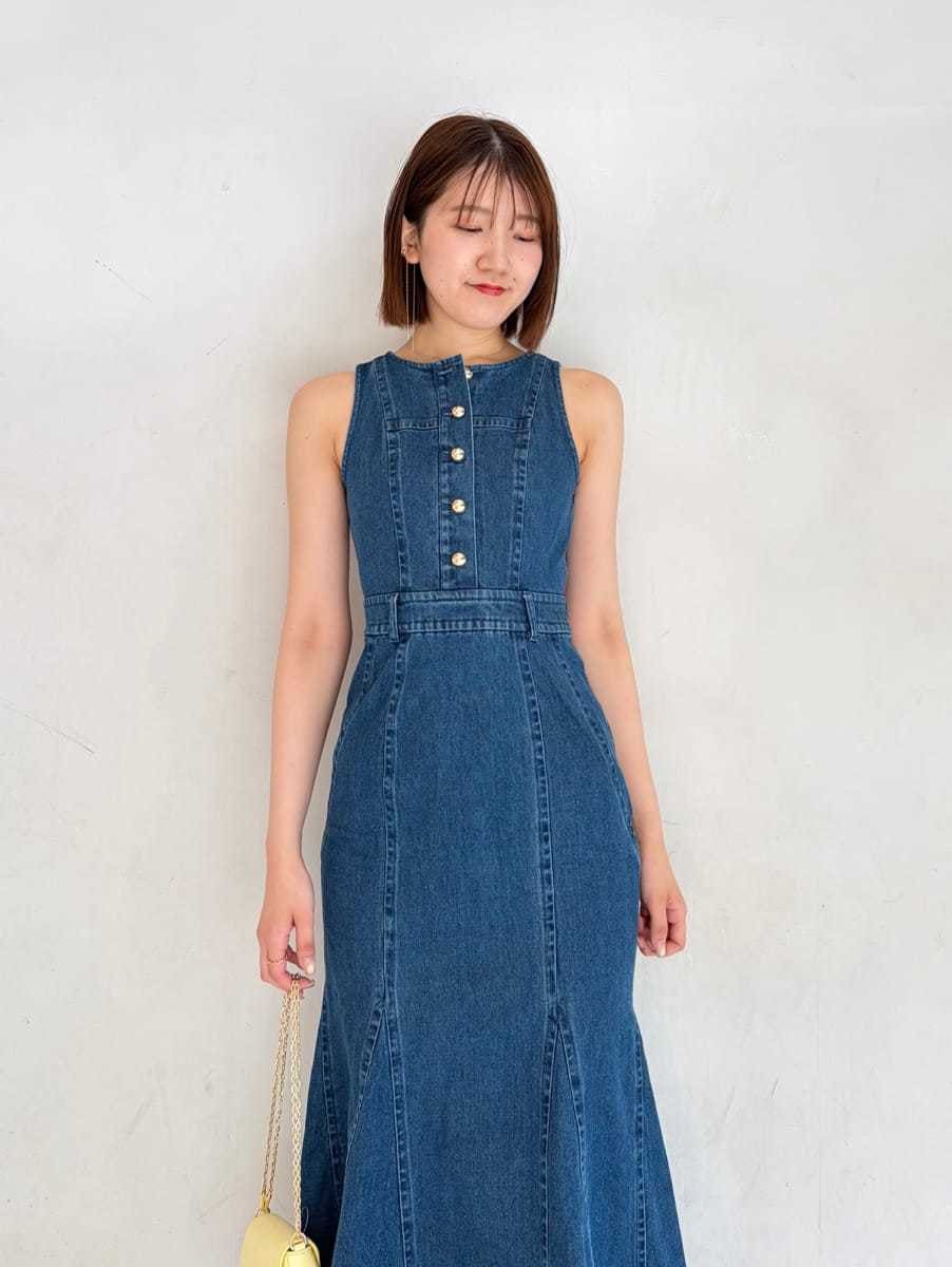 イエロー系のショルダーバッグ、ブルー系のワンピース、ベージュ系のサンダルを着用したレディースの春コーディネートの2枚目の写真