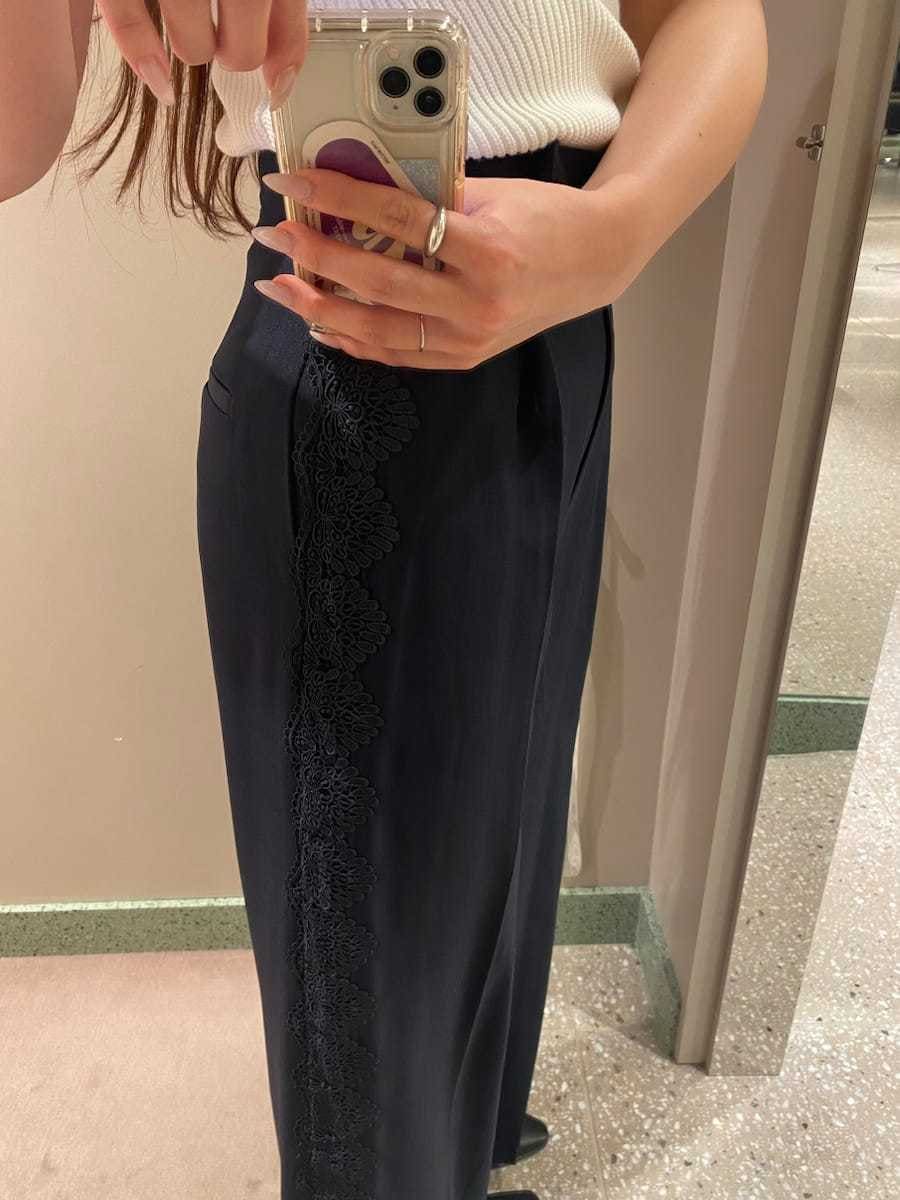 ブラック系のハンドバッグ、ブルー系のその他パンツ、ホワイト系のニット/セーターを着用したレディースの夏コーディネートの8枚目の写真