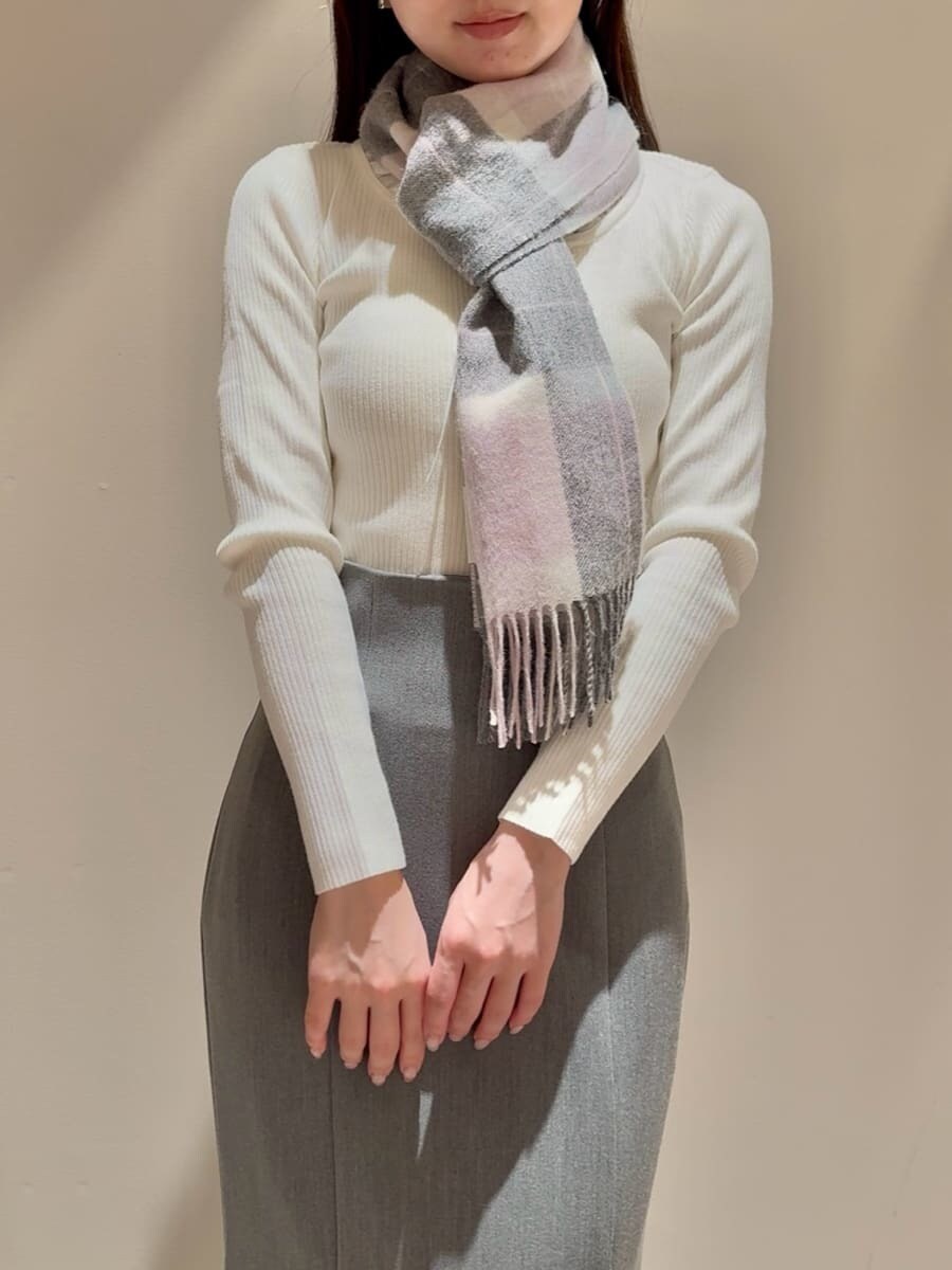 ホワイト系のニット/セーター、グレー系のスカート、ブラック系のローファーを着用したレディースの秋コーディネートの4枚目の写真