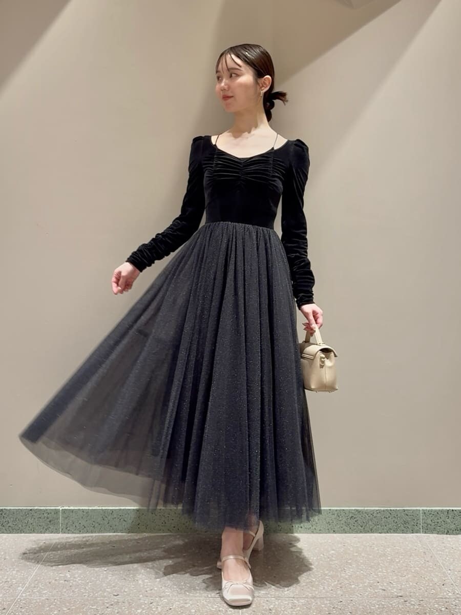 ブラック系のワンピース、ピンク系のパンプス、ベージュ系のショルダーバッグを着用したレディースの夏コーディネートの2枚目の写真