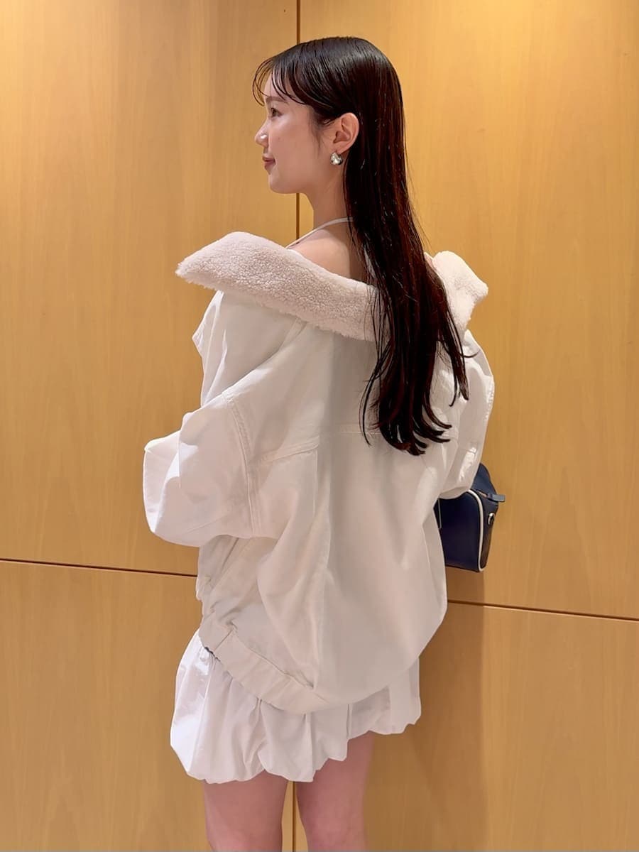 ホワイト系のブルゾン、グレー系のワンピース、ブルー系のボストンバッグを着用したレディースの春コーディネートの7枚目の写真