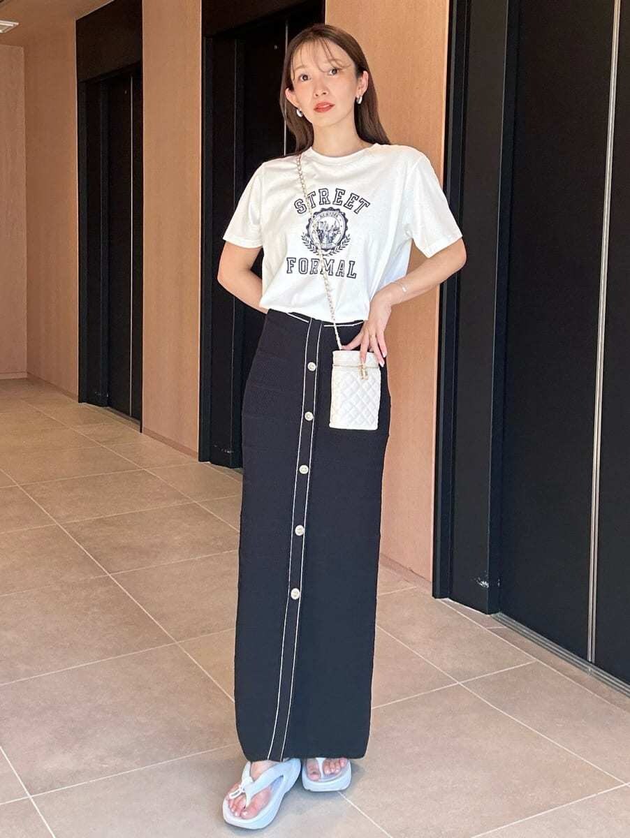 ホワイト系のTシャツ/カットソー、ブルー系のスカート、ホワイト系のショルダーバッグを着用したレディースの夏コーディネートの5枚目の写真