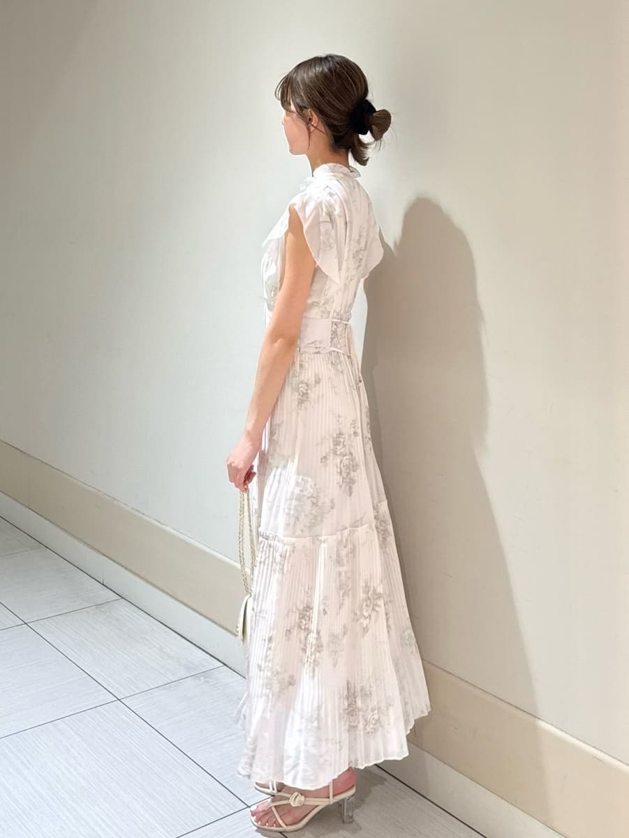 ホワイト系のテーラードジャケット、ピンク系のワンピース、ホワイト系のショルダーバッグを着用したレディースの春コーディネートの2枚目の写真