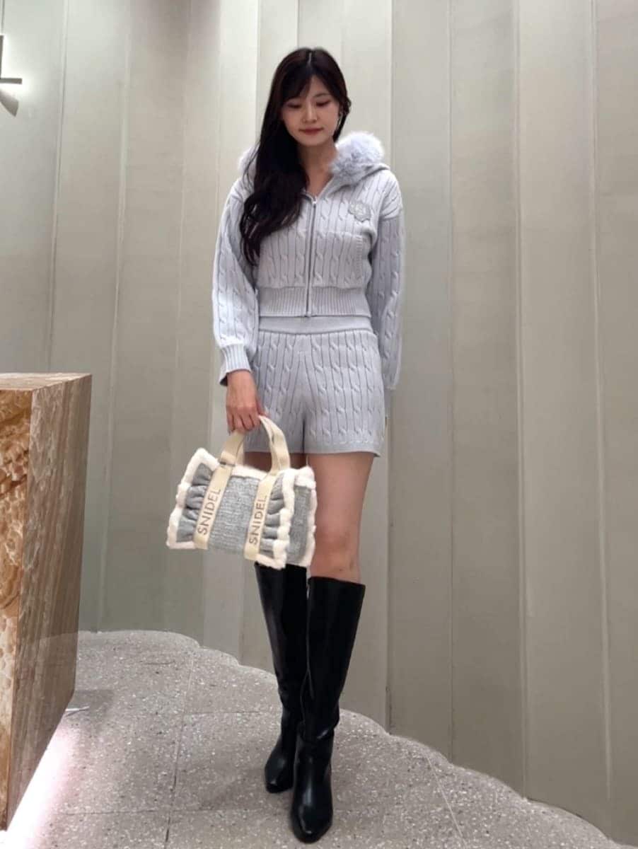 ブルー系のその他パンツ、ブルー系のパーカー、ブラック系のブーツを着用したレディースの秋コーディネートの4枚目の写真