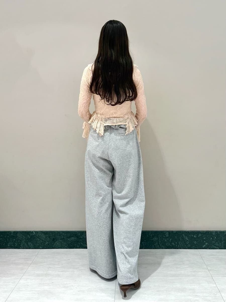 グレー系のその他パンツ、ピンク系のTシャツ/カットソー、ブラウン系のパンプスを着用したレディースの冬コーディネートの3枚目の写真