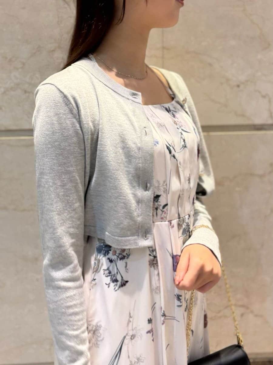 ホワイト系のワンピース、ブラック系のパンプス、ブラック系のショルダーバッグを着用したレディースの冬コーディネートの5枚目の写真