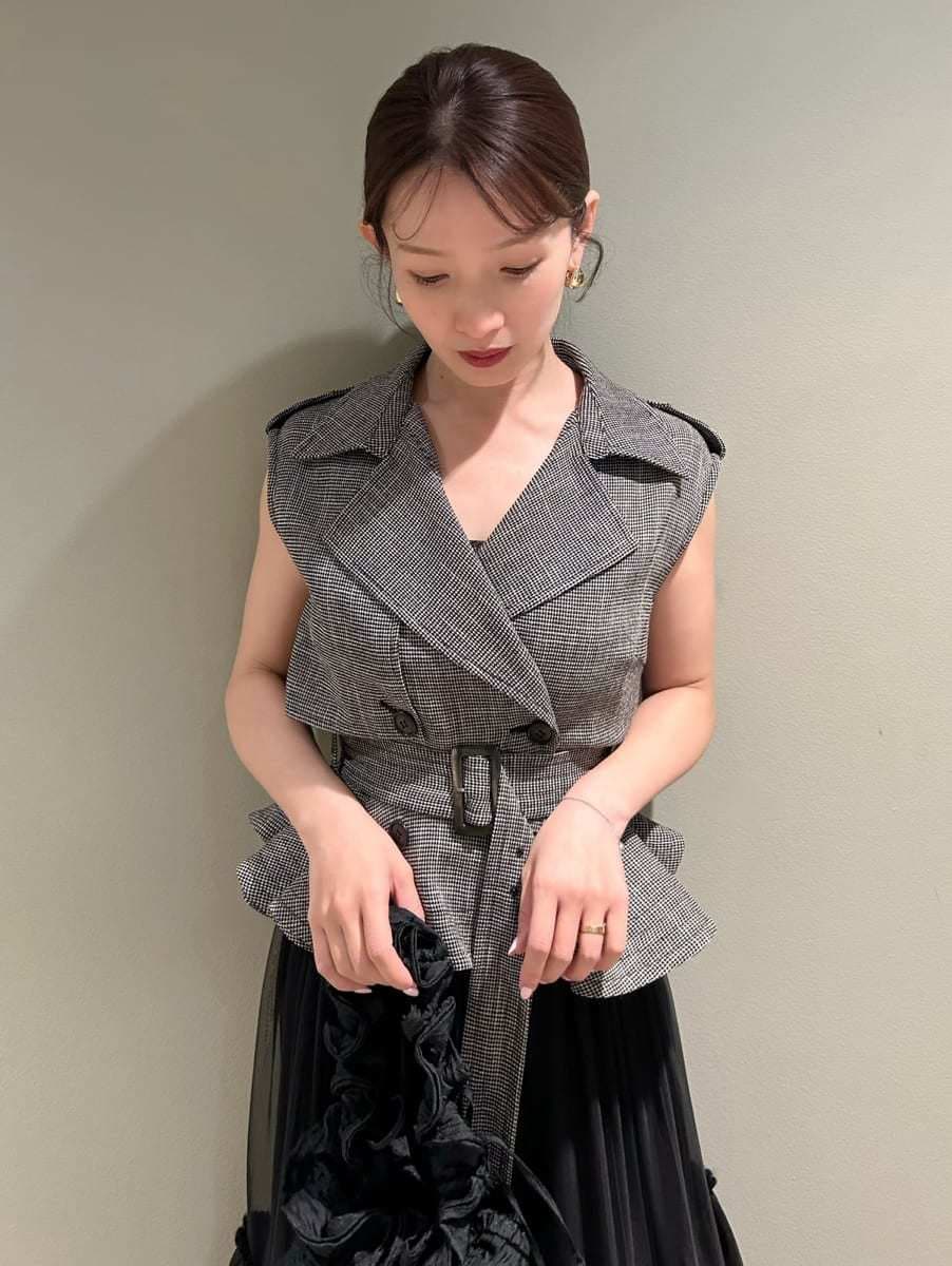 その他のワンピース、ゴールド系のピアス（両耳用）を着用したレディースの春コーディネートの2枚目の写真