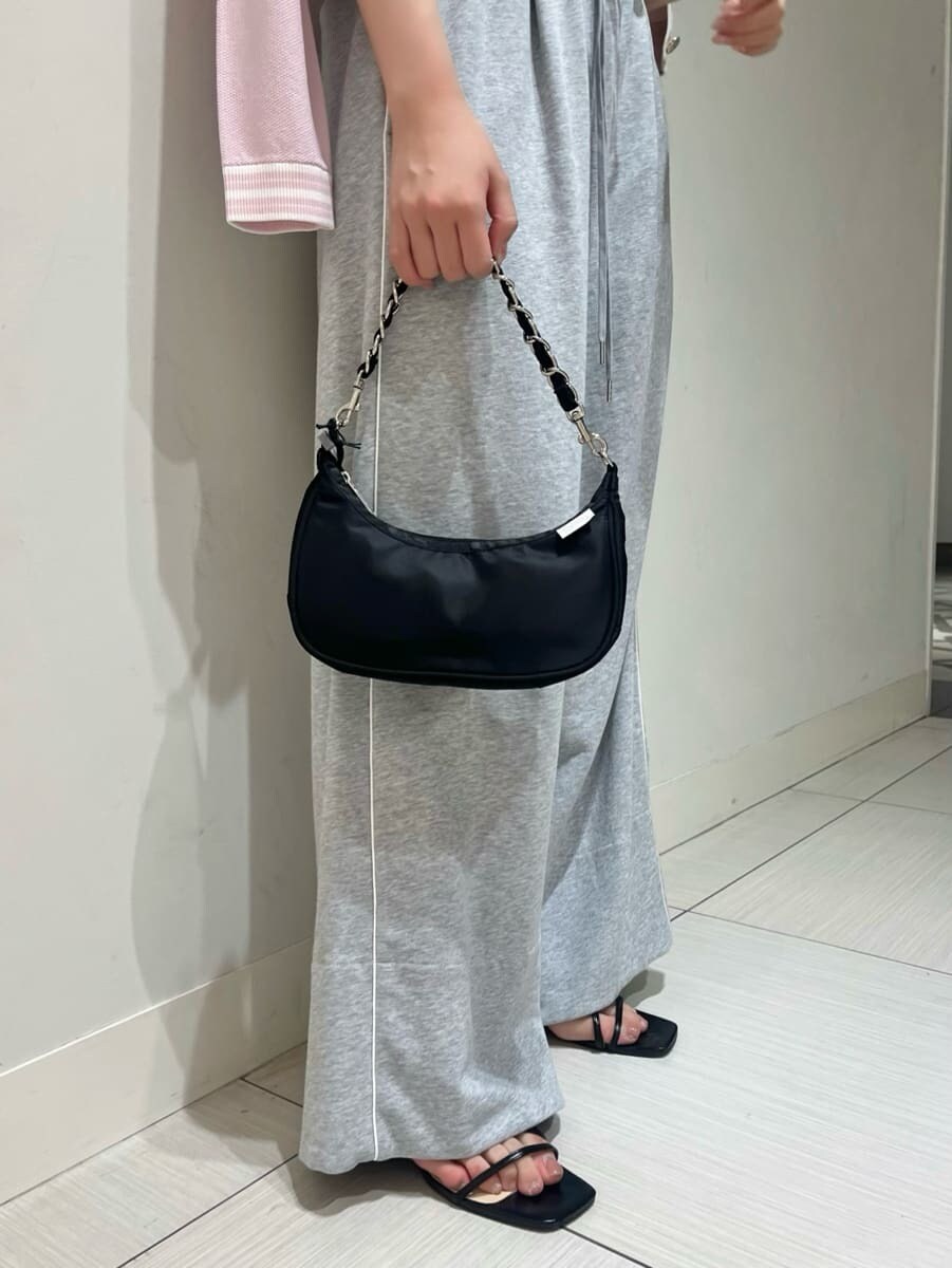 グレー系のその他パンツ、ホワイト系のシャツ/ブラウス、ピンク系のカーディガン/ボレロを着用したレディースの春コーディネートの4枚目の写真