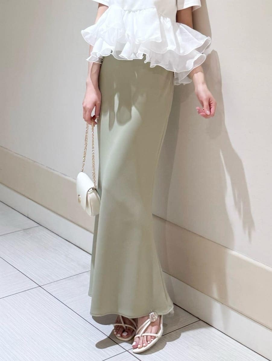 グリーン系のスカート、ホワイト系のTシャツ/カットソー、ホワイト系のショルダーバッグを着用したレディースの春コーディネートの5枚目の写真