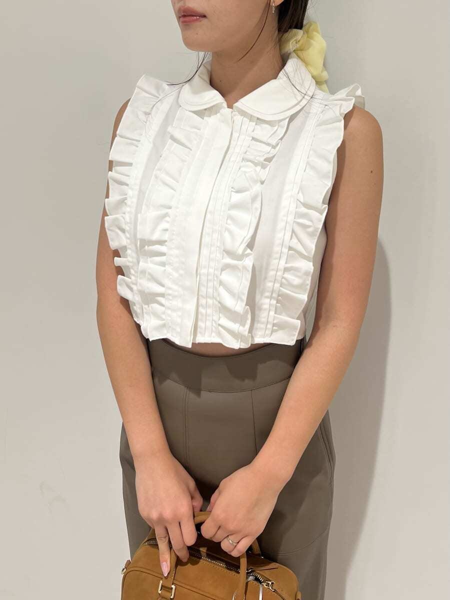 ホワイト系のシャツ/ブラウス、ブラウン系のスカート、イエロー系のローファーを着用したレディースの夏コーディネートの6枚目の写真