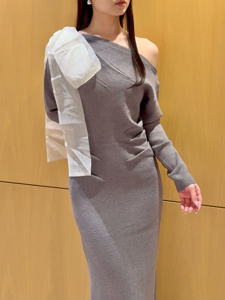 グレー系のワンピースを着用したレディースの冬コーディネートの4枚目の写真