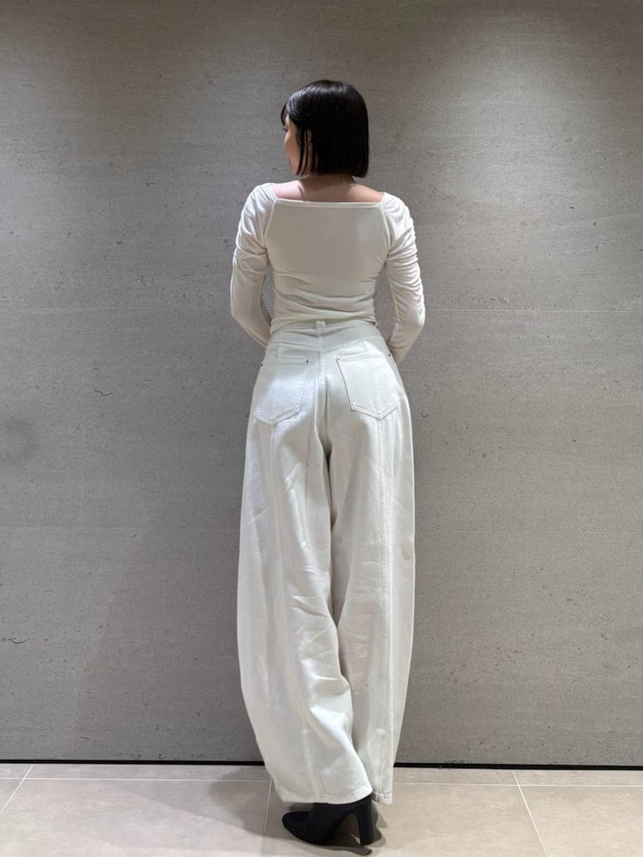 ホワイト系のTシャツ/カットソーを着用したレディースの冬コーディネートの6枚目の写真