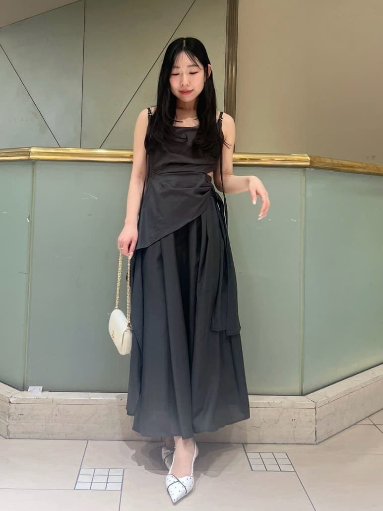 グレー系のワンピース、ホワイト系のパーカー、その他のパンプスを着用したレディースの春コーディネートの3枚目の写真