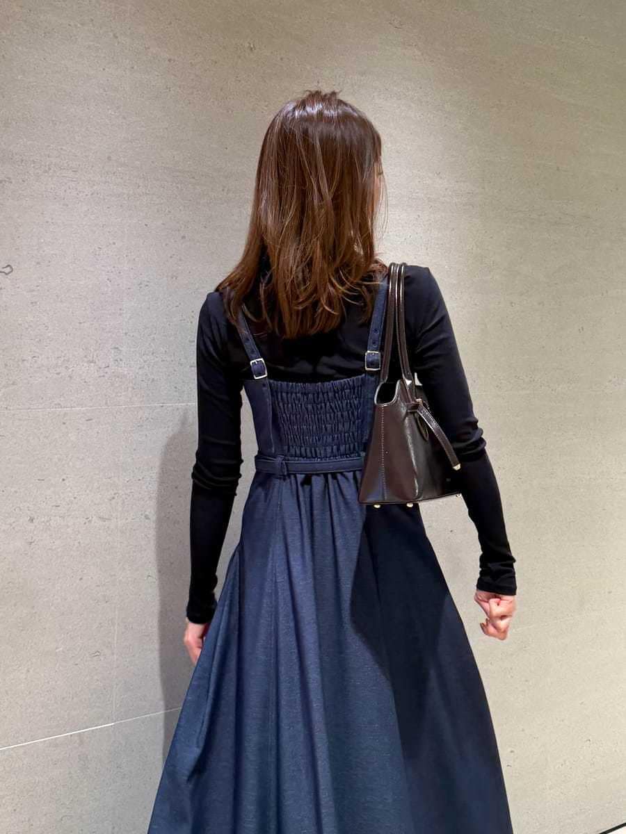 ブルー系のワンピース、ブラウン系のブーツ、ブラウン系のボストンバッグを着用したレディースの秋コーディネートの6枚目の写真