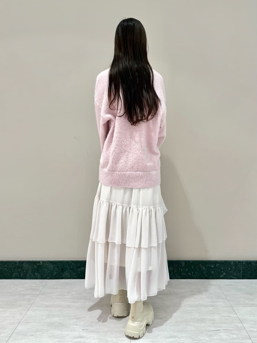 ピンク系のカーディガン/ボレロ、ホワイト系のスカート、ホワイト系のキャミソールを着用したレディースの秋コーディネートの3枚目の写真