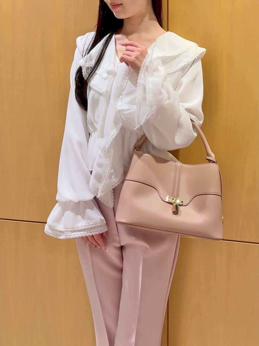 ピンク系のその他パンツ、ピンク系のショルダーバッグ、ホワイト系のシャツ/ブラウスを着用したレディースの冬コーディネートの7枚目の写真