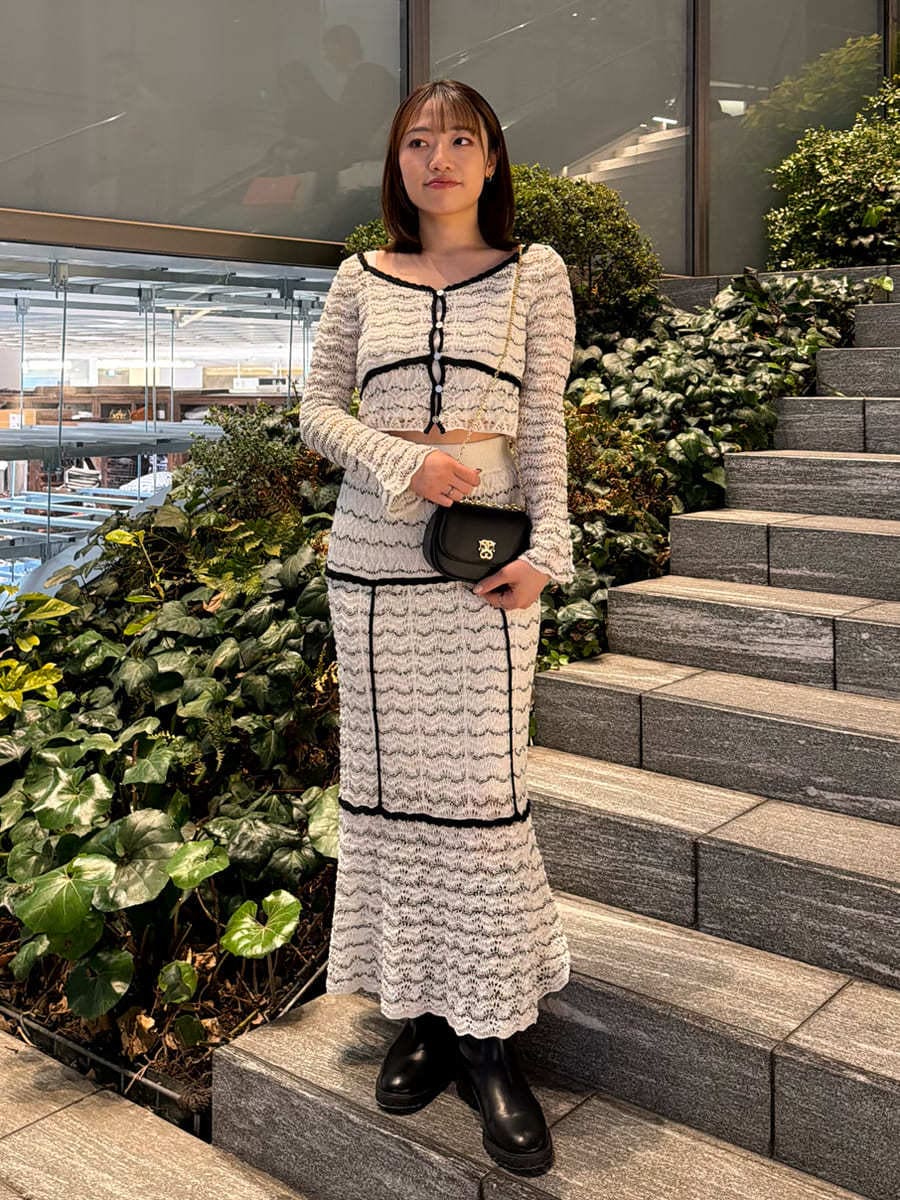 その他のスカート、その他のニット/セーター、ブラック系のショルダーバッグを着用したレディースの春コーディネートの2枚目の写真