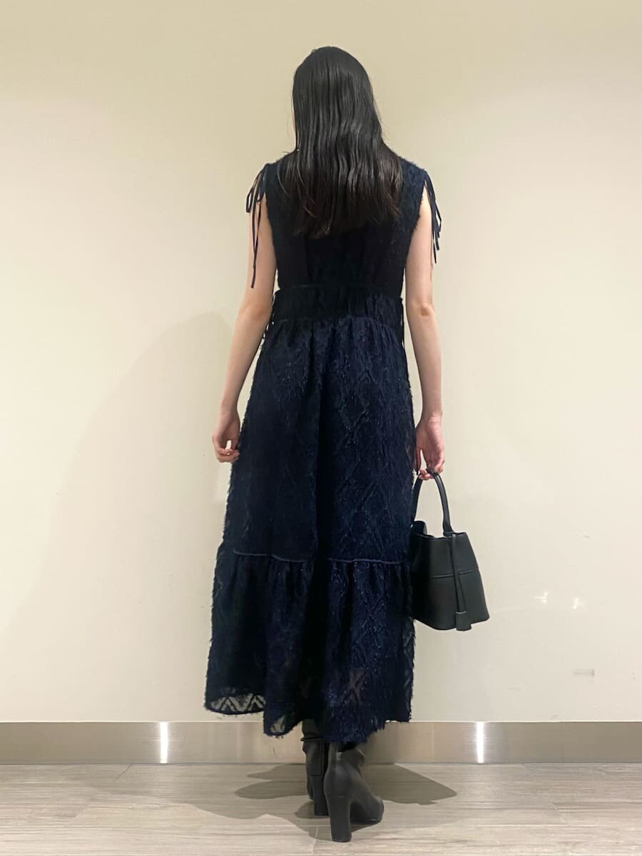 ブルー系のワンピース、ブラック系のブーツ、ブラック系のショルダーバッグを着用したレディースの秋コーディネートの3枚目の写真