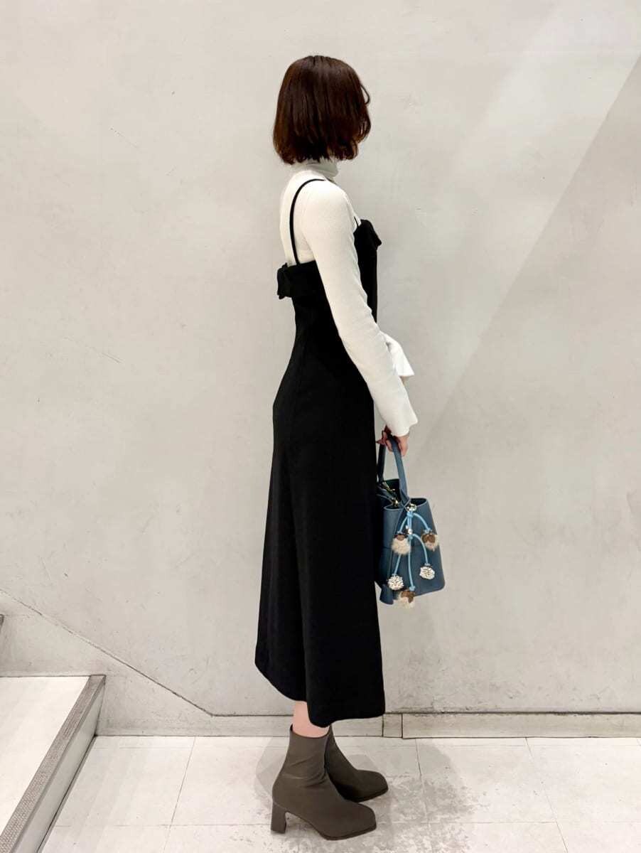 ブルー系のショルダーバッグ、ホワイト系のニット/セーターを着用したレディースの冬コーディネートの3枚目の写真