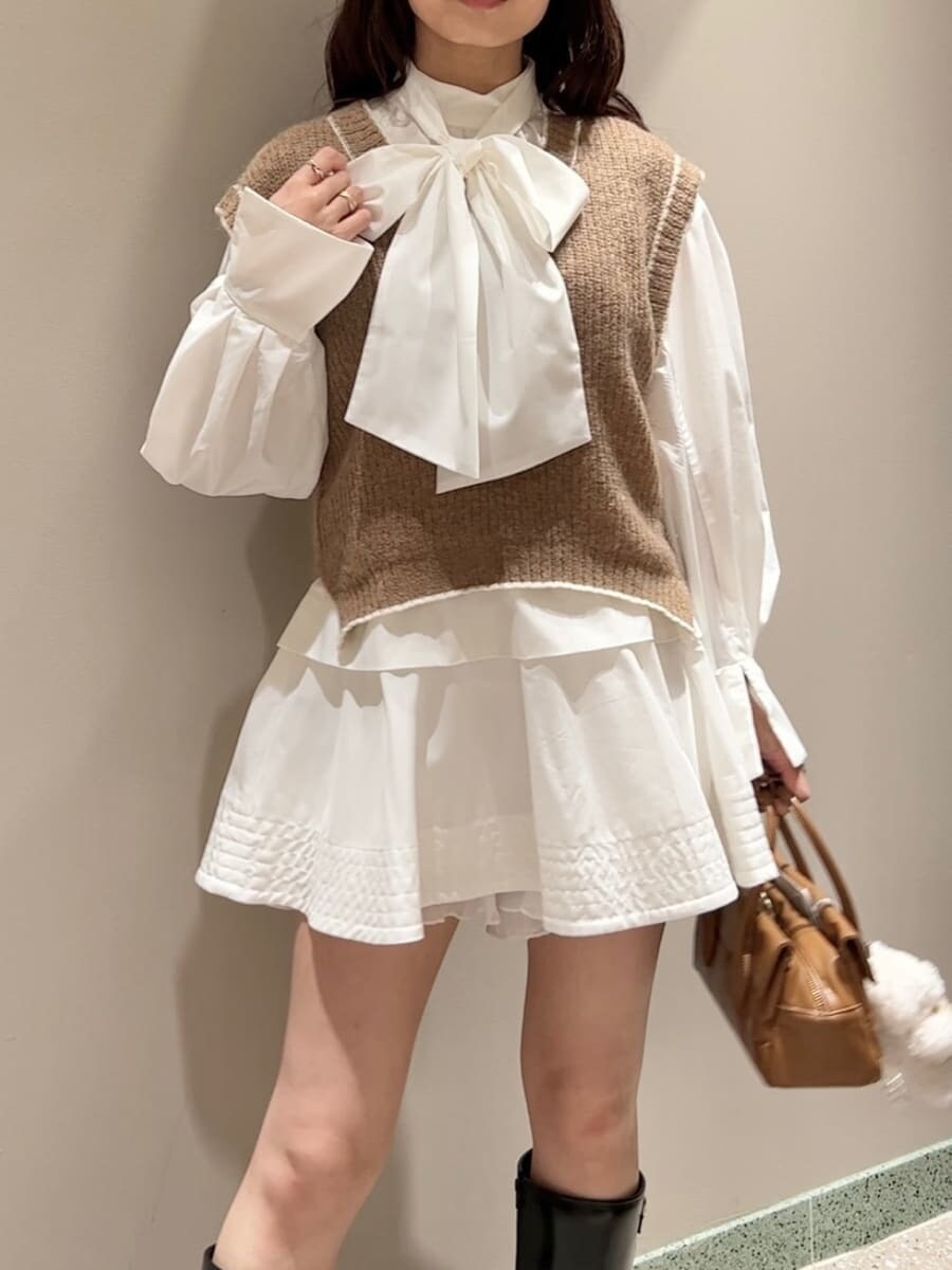 イエロー系のテーラードジャケット、ホワイト系のシャツ/ブラウス、ホワイト系のその他パンツを着用したレディースの秋コーディネートの6枚目の写真