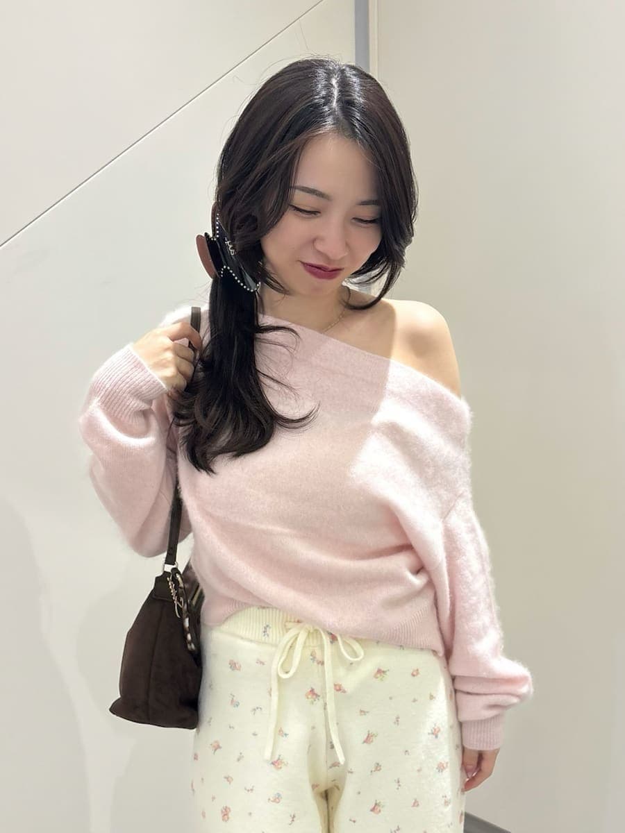 その他のその他パンツ、ピンク系のニット/セーター、ブラウン系のパンプスを着用したレディースの秋コーディネートの7枚目の写真