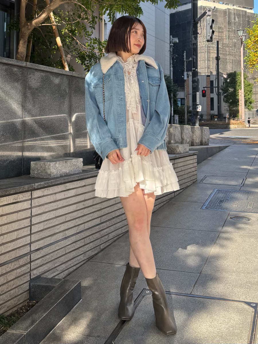 ブルー系のブルゾン、ホワイト系のその他トップスを着用したレディースの冬コーディネートの2枚目の写真