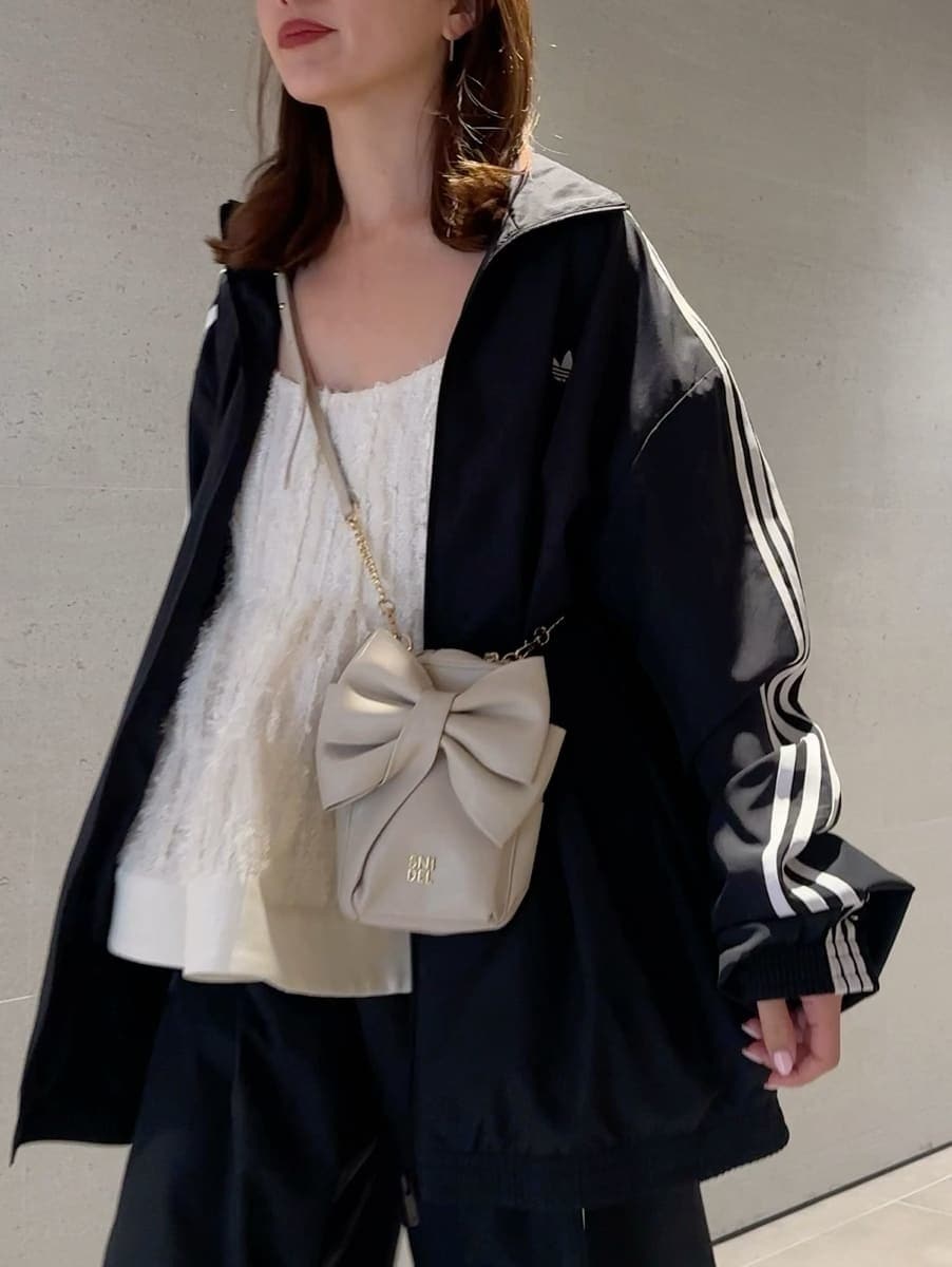 ホワイト系のその他トップス、ブラック系のその他パンツ、ブラック系のブルゾンを着用したレディースの春コーディネートの3枚目の写真