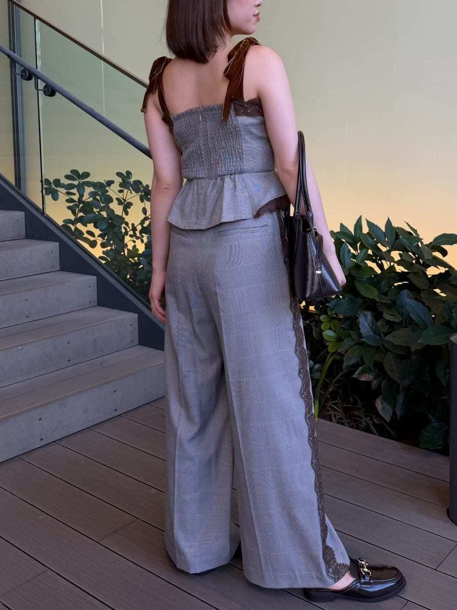 その他のその他パンツ、その他のその他トップス、ブラウン系のボストンバッグを着用したレディースの夏コーディネートの6枚目の写真