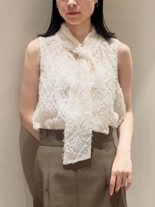 ホワイト系のシャツ/ブラウス、ブラウン系のスカート、ブラウン系のハンドバッグを着用したレディースの夏コーディネートの4枚目の写真