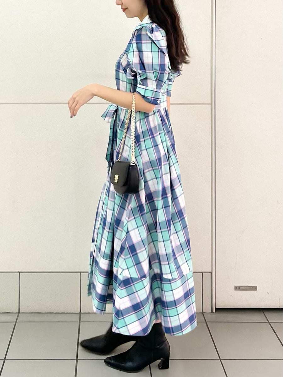 その他のワンピース、ブラック系のショルダーバッグを着用したレディースの冬コーディネートの4枚目の写真