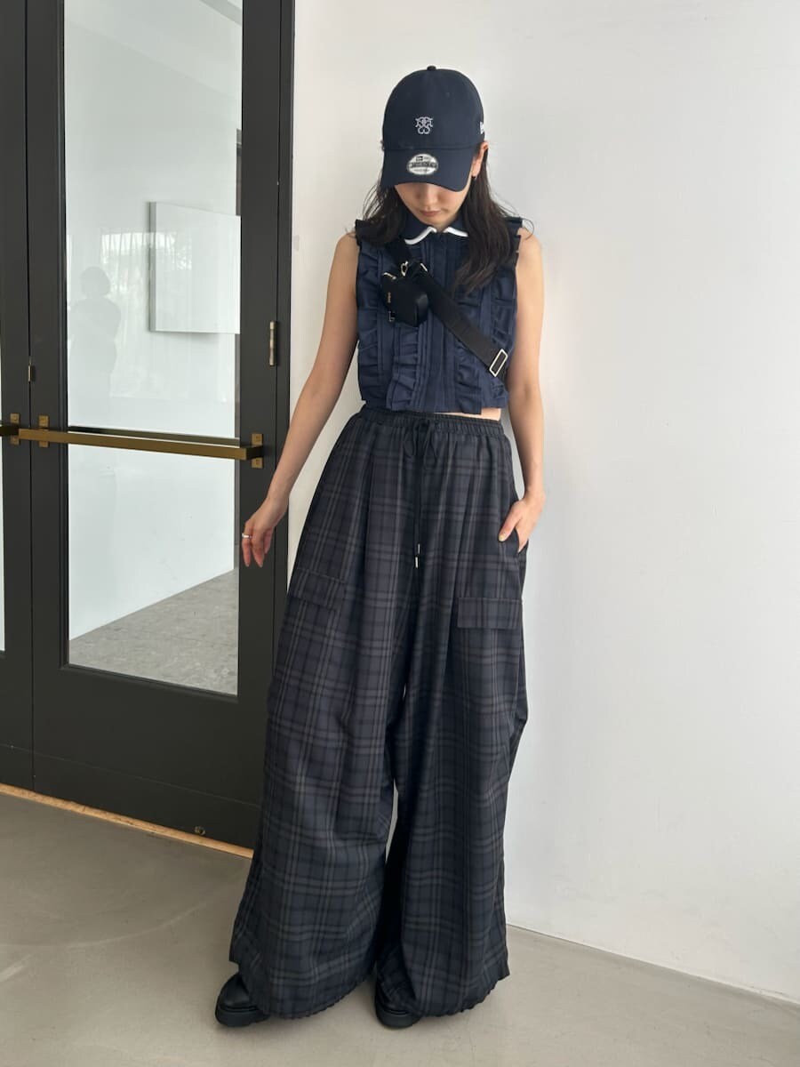 ブルー系のシャツ/ブラウス、ブルー系のその他パンツ、ブラック系のショルダーバッグを着用したレディースの夏コーディネートの2枚目の写真