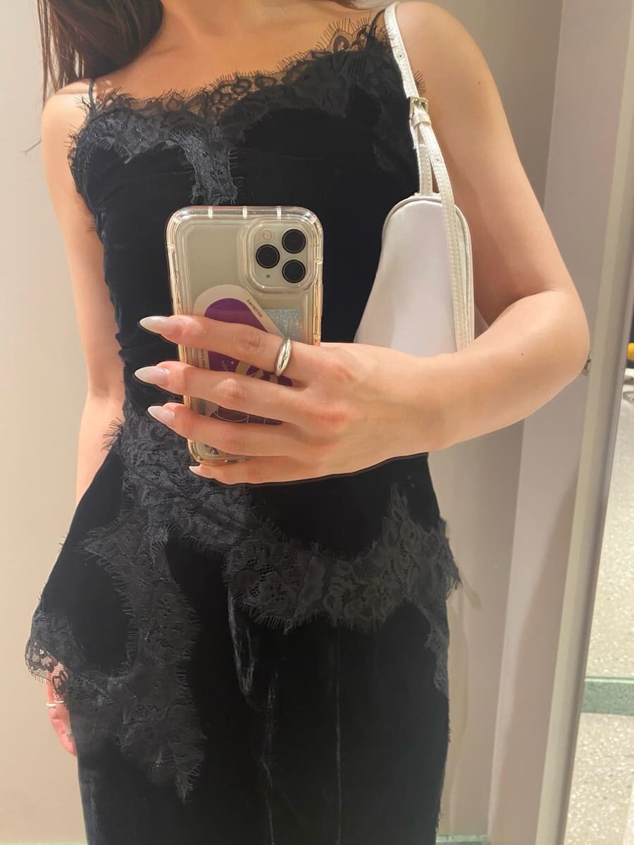 ブラック系のその他パンツ、ブラック系のキャミソール、ブラック系のブーツを着用したレディースの秋コーディネートの8枚目の写真