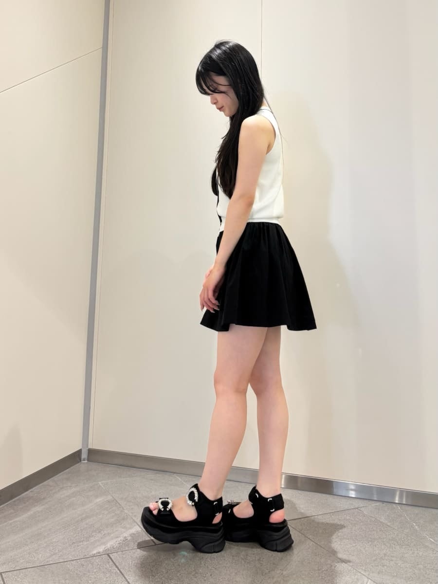 ホワイト系のニット/セーター、ブラック系のサンダル、ブラック系のその他パンツを着用したレディースの夏コーディネートの2枚目の写真
