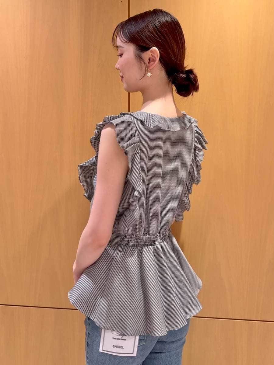 その他のシャツ/ブラウス、ブラウン系のサンダル、ブラック系のショルダーバッグを着用したレディースの夏コーディネートの5枚目の写真