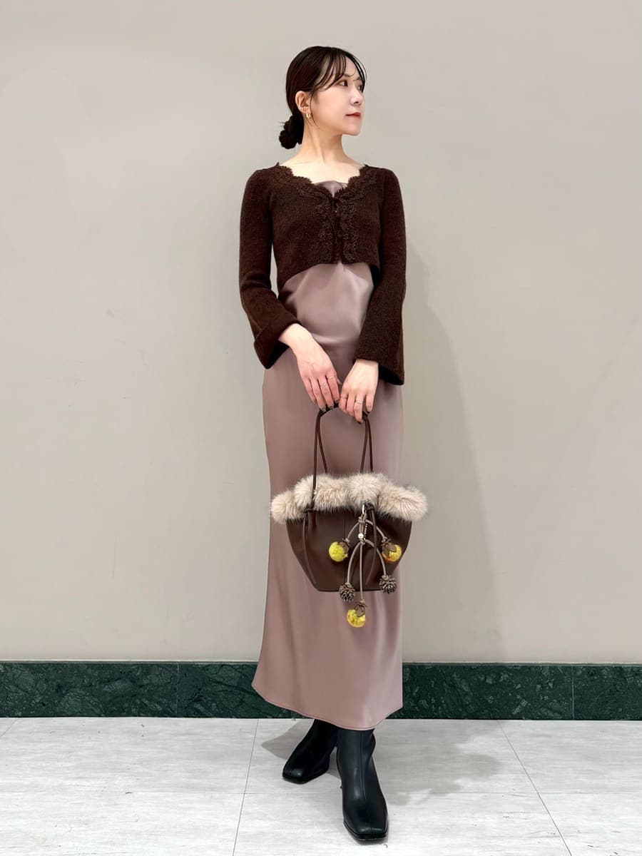 ブラウン系のステンカラーコート、ブラウン系のワンピース、ブラウン系のハンドバッグを着用したレディースの秋コーディネートの5枚目の写真