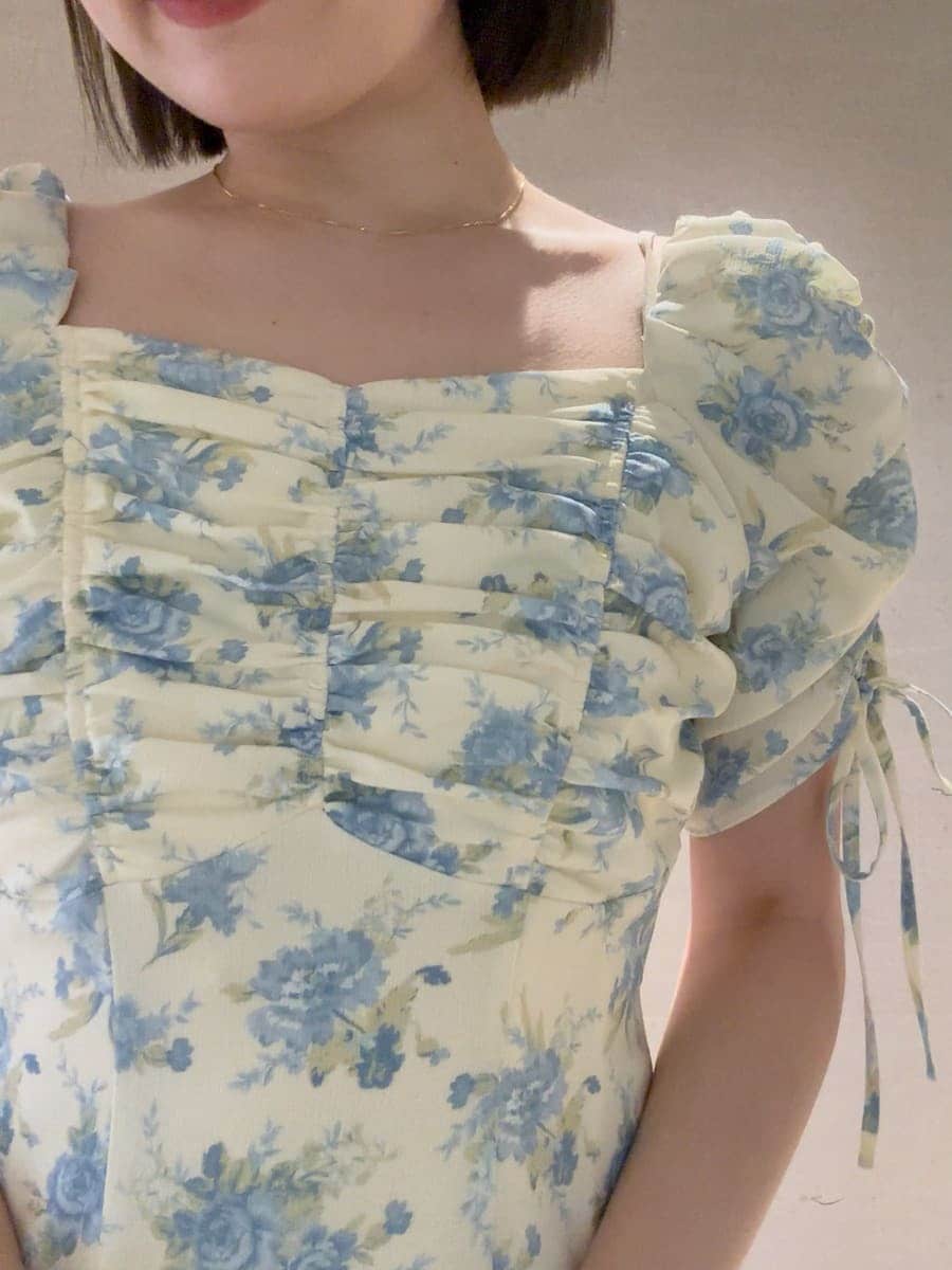 ベージュ系のショルダーバッグ、イエロー系のワンピースを着用したレディースの春コーディネートの10枚目の写真