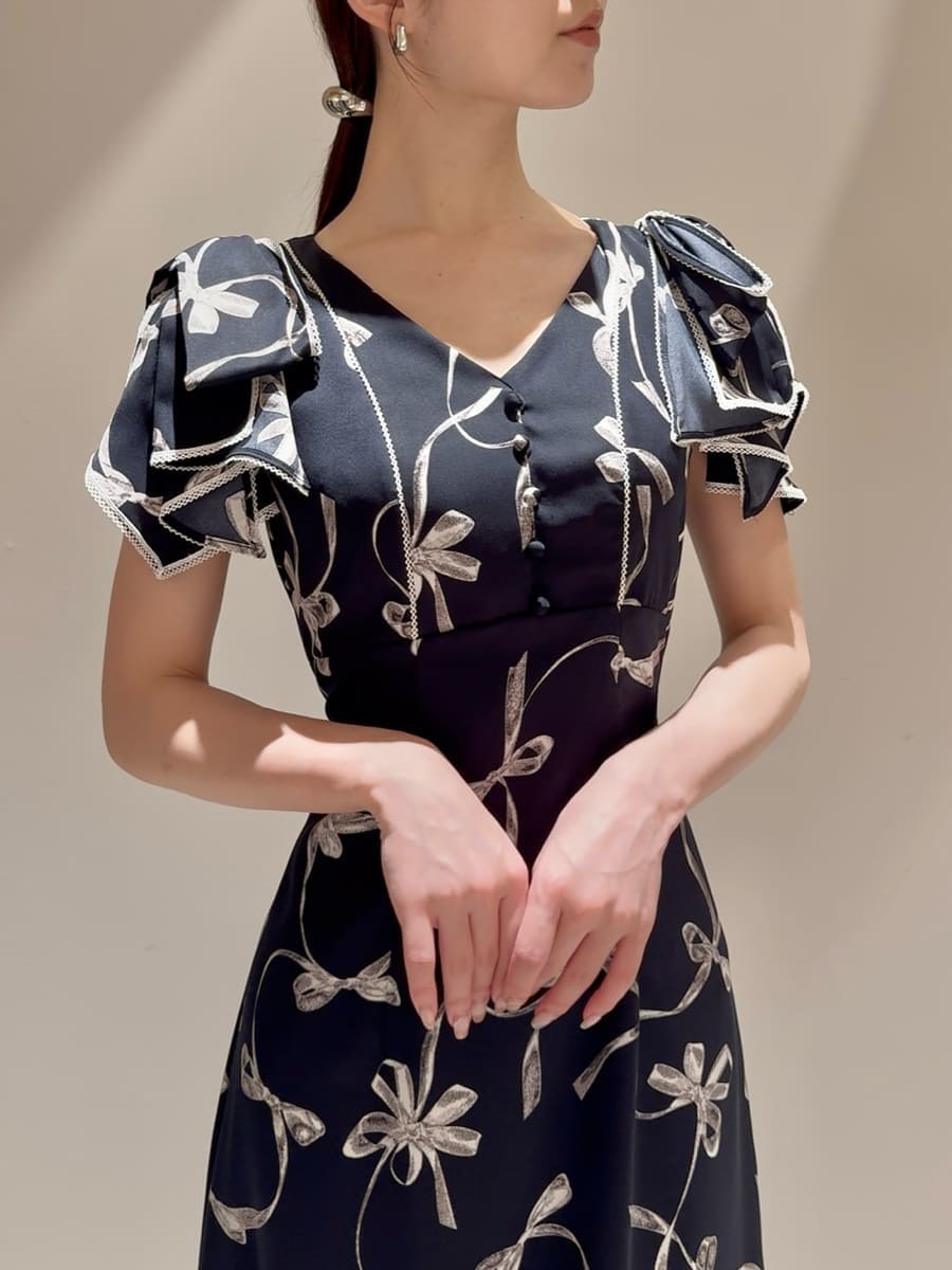 ブルー系のワンピース、ブラック系のブーツ、ブラック系のショルダーバッグを着用したレディースの秋コーディネートの4枚目の写真