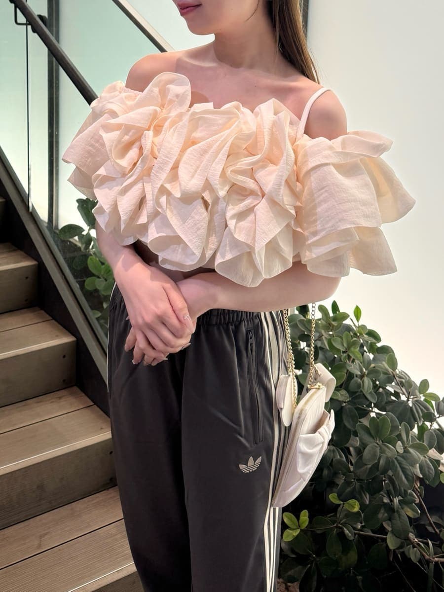 ホワイト系のシャツ/ブラウス、グレー系のその他パンツ、ブラウン系のパンプスを着用したレディースの冬コーディネートの6枚目の写真