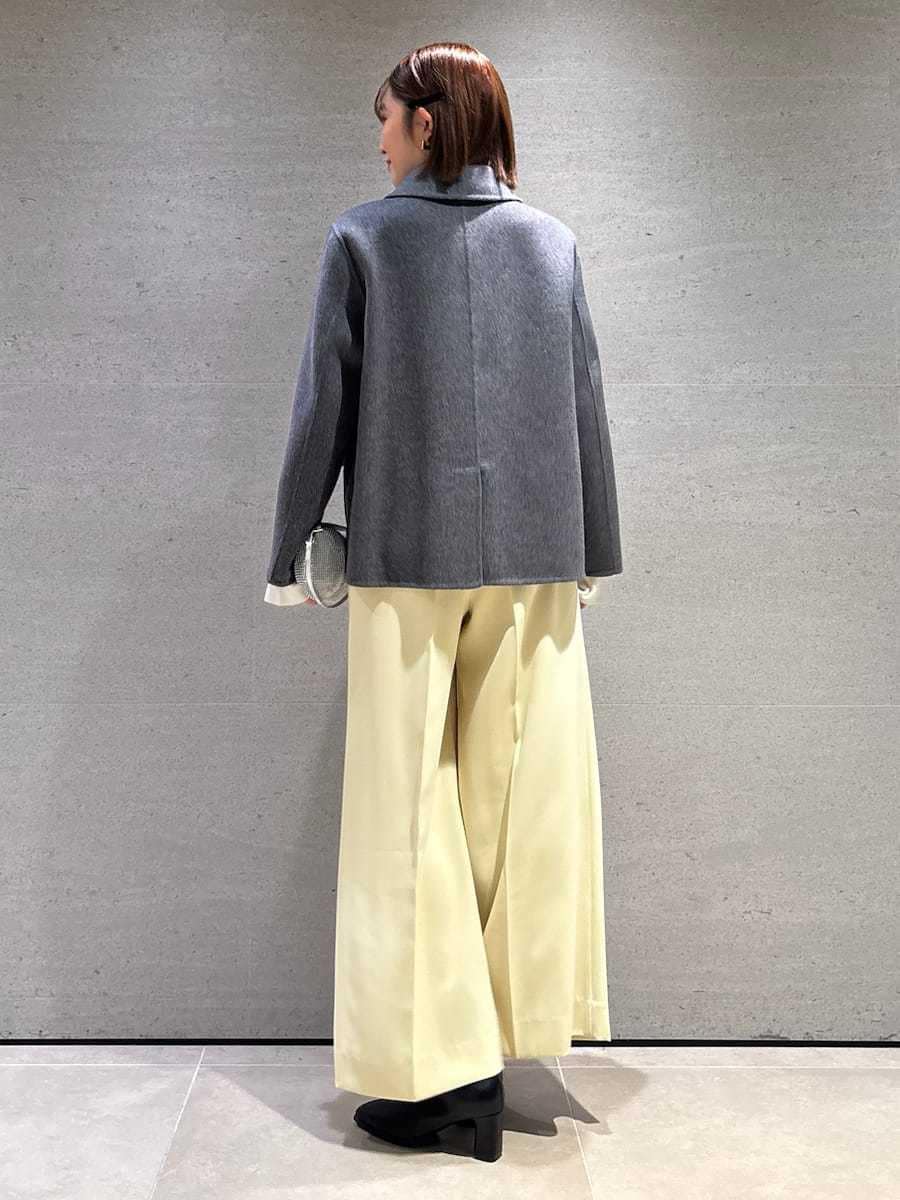 グレー系のテーラードジャケット、ホワイト系のニット/セーターを着用したレディースの秋コーディネートの6枚目の写真