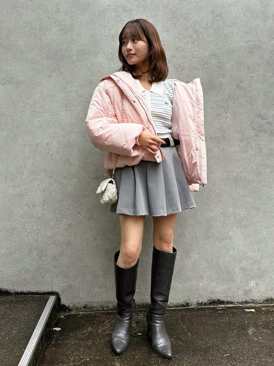 ピンク系のダウンジャケット/コート、その他のニット/セーター、グレー系のその他パンツを着用したレディースの秋コーディネートの2枚目の写真