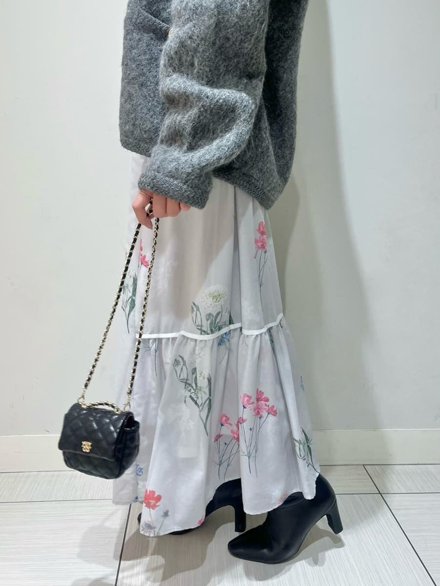 グレー系のワンピース、ブラック系のブーツ、ブラック系のショルダーバッグを着用したレディースの冬コーディネートの5枚目の写真