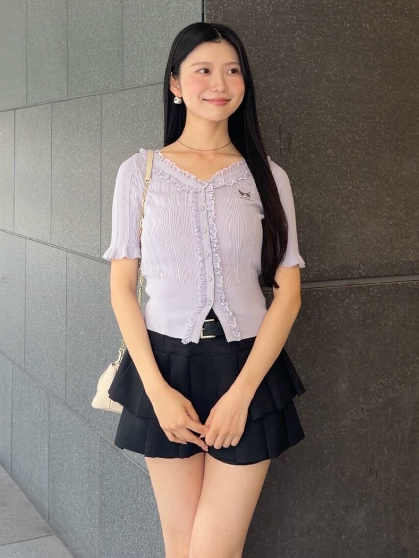 ブラック系のその他パンツ、ブラック系のサンダルを着用したレディースの夏コーディネートの2枚目の写真