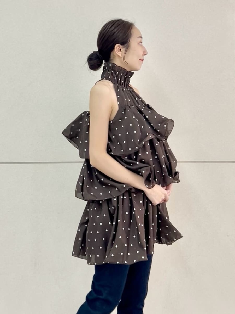 ブルー系のその他パンツ、ブラウン系のワンピース、ホワイト系のショルダーバッグを着用したレディースの春コーディネートの5枚目の写真