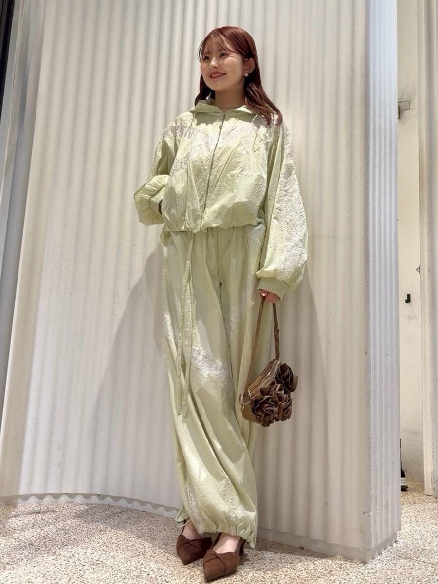 グリーン系のブルゾン、グリーン系のその他パンツ、ブラウン系のパンプスを着用したレディースの春コーディネートの2枚目の写真