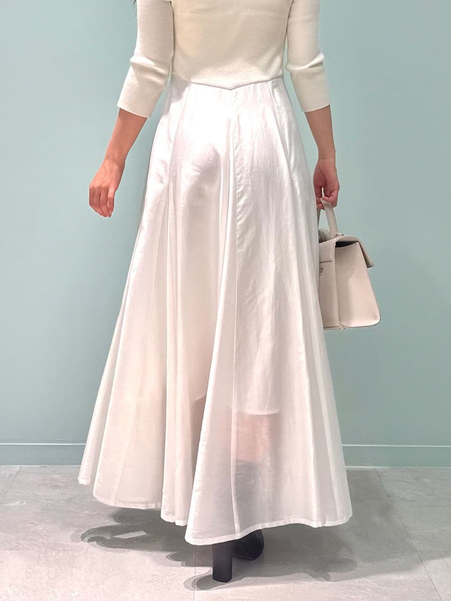 レッド系のブーツ、ベージュ系のトレンチコート、ベージュ系のハンドバッグを着用したレディースの冬コーディネートの9枚目の写真