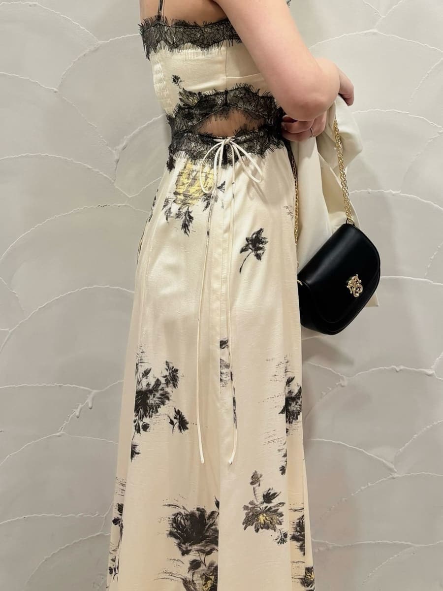 ホワイト系のテーラードジャケット、イエロー系のワンピース、ブラック系のパンプスを着用したレディースの春コーディネートの5枚目の写真